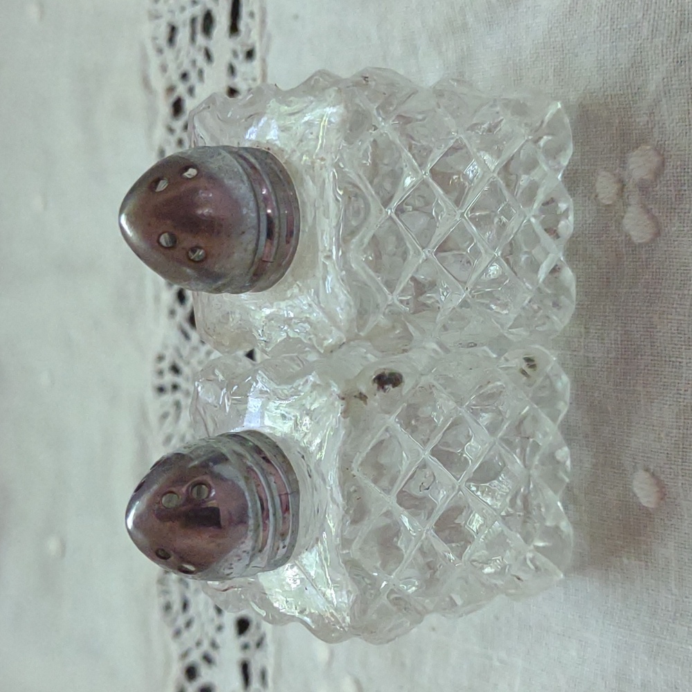 1940s or 50s salt and pepper shakers like new